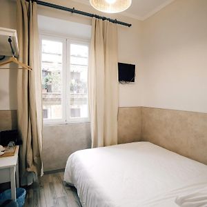Kleine Kamer met een King Size Bed